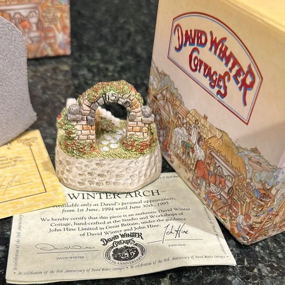 Lot 4 David Winter Cottages Collection signed arch Bothy apothecary’s shop spin - Picture 7 of 11